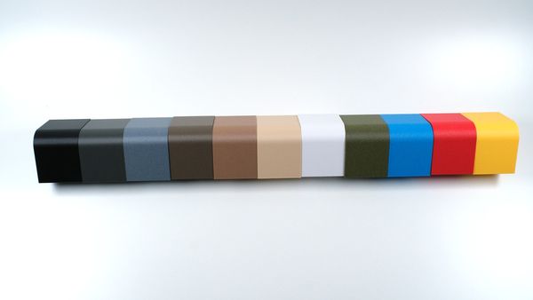 Farbmuster aus Filament in einer Reihe: Schwarz, Grautöne, Braun, Beige, Weiß, Olivgrün, Blau, Rot und Gelb