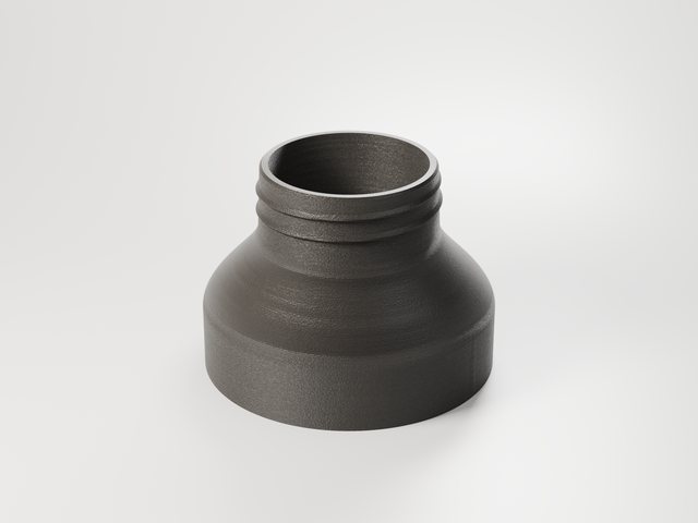 Rendering: schwarzer Übergang aus PA6-CF mit feinen Druckschichten, unten breit für Truma 65, oben Außengewinde für den Alu-Schlauch 42 mm