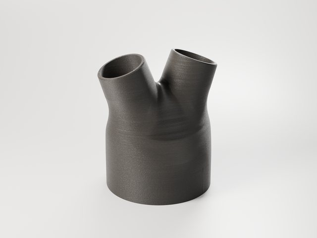 Rendering: schwarzes Y-Stück aus PA6-CF mit feinen Druckschichten, unten breit für Truma 65, fließend geteilt in zwei Stutzen für Truma 35